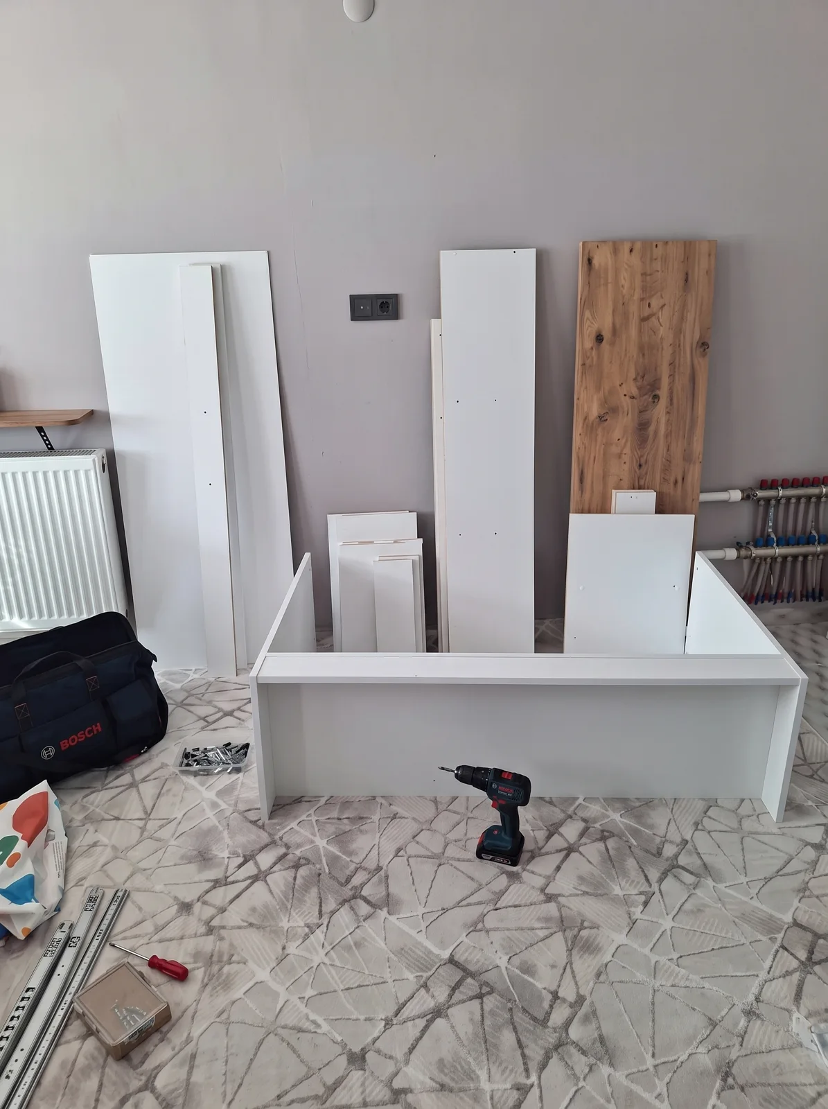 Kahve köşesi montajı sırasında parçalar ve el aletleri