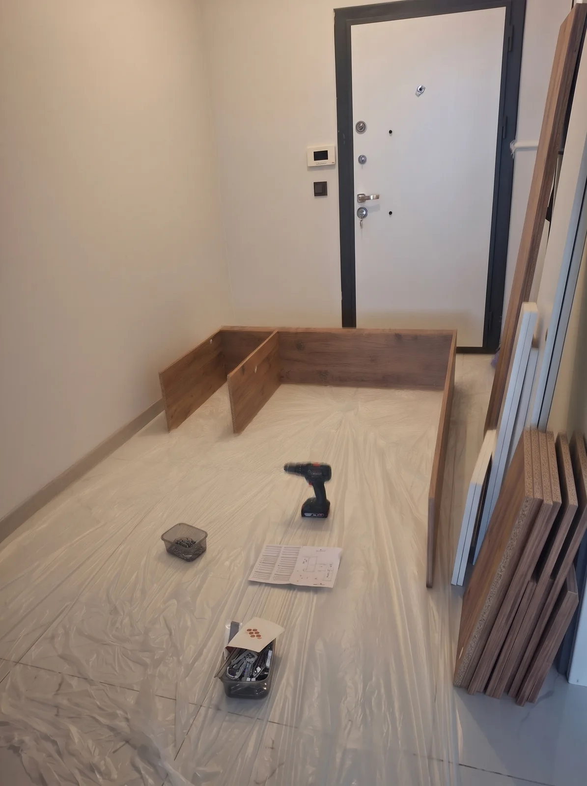 Montaj öncesinde vestiyer parçaları