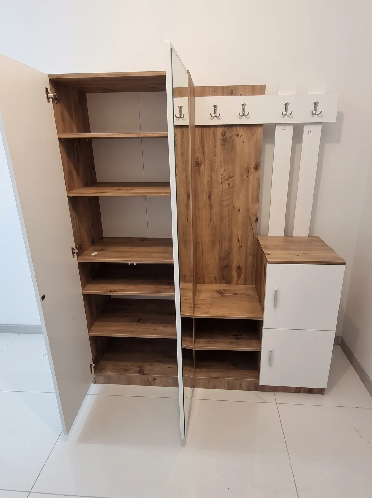 Vestiyerin raf ve kapak detayları