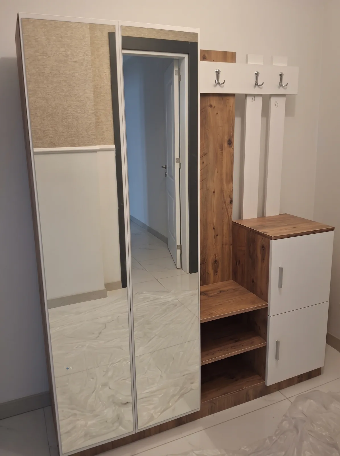 Montajı tamamlanan aynalı vestiyer